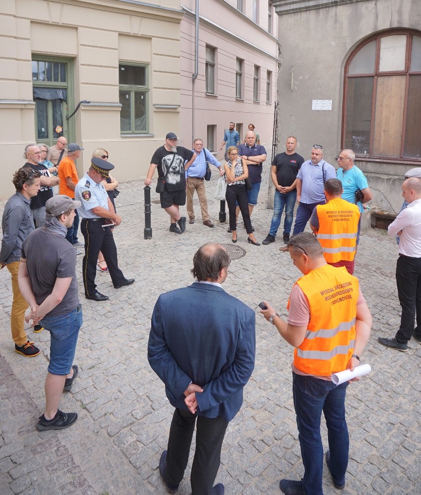 Słupki zagrodziły wyjazd z ul. Olejnej. Mieszkańcy Starego Miasta w Lublinie są oburzeni 