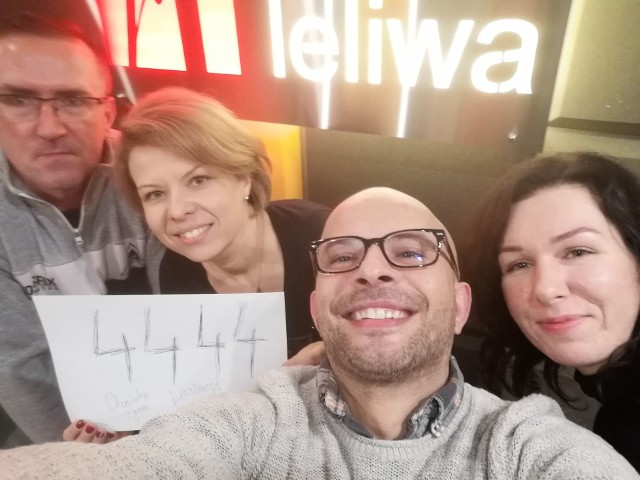 Od lewej: Prowadzący licytację radiową Piotr Ślusarczyk, Agnieszka Homarowicz i Paweł Gospoś ze stowarzyszenia oraz dziennikarka Radia Leliwa Ewa Wójcik - Lis.