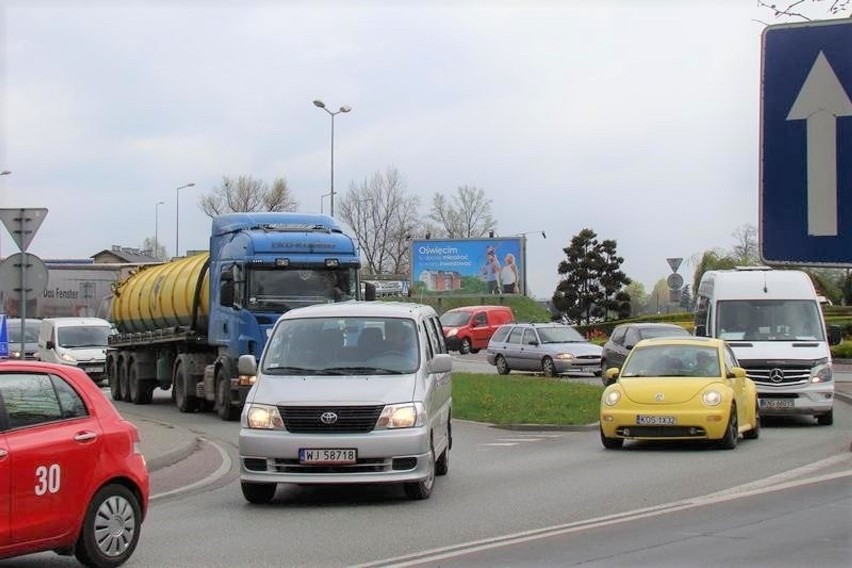 Zakorkowane główne drogi jak na rondzie Niwa (na zdjęciu) to...