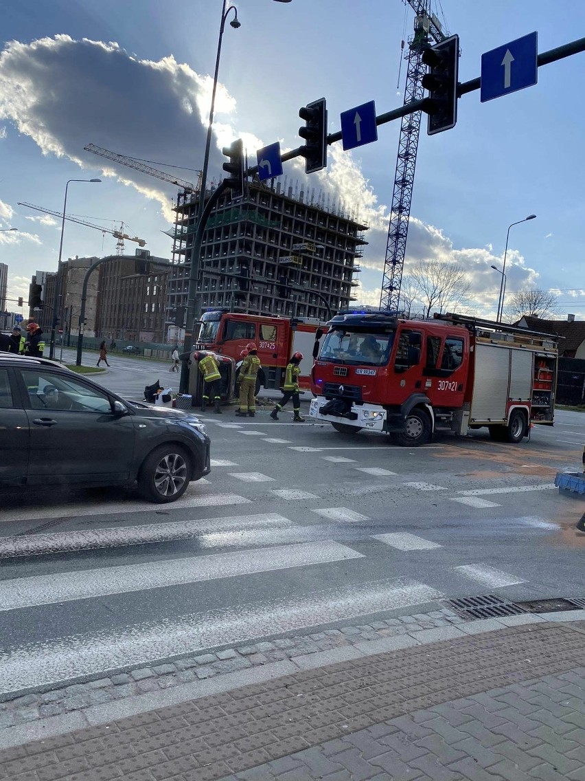 Kraków. Wypadek trzech samochodów na skrzyżowaniu Jana Pawła II, Meissnera i Lema