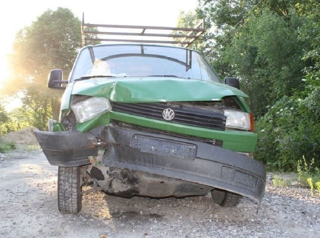 Volkswagen, który zniknął w poniedziałek w Skarżysku, dzień później został znaleziony. Był rozbity.