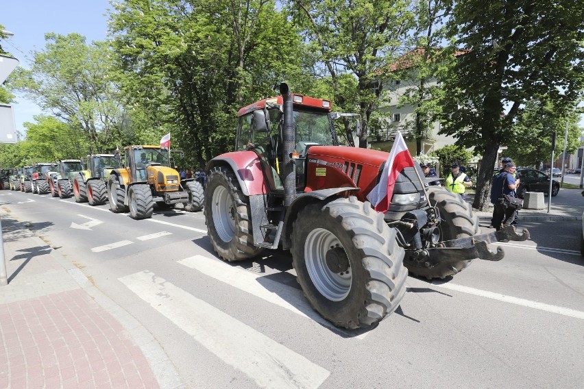 Białystok. Protest podlaskich rolników. Nowe znaki uniemożliwiły dojazd (zdjęcia,wideo)