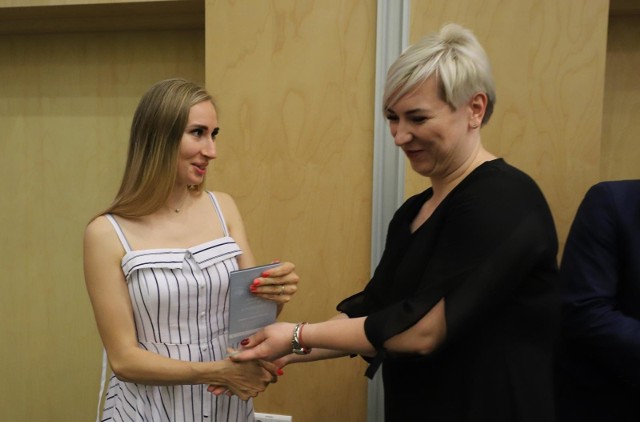Firma Prognosis z Suwałk (na zdjęciu Joanna Konopko, członek zarządu - z lewej) dwa razy odbierała nagrodę - w kategorii Usługi firma mikro oraz w kategorii Młodzi dynamiczni