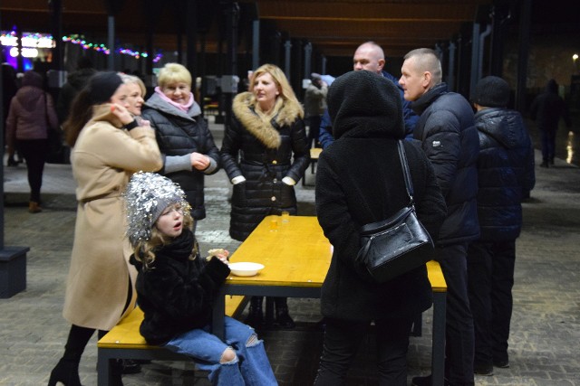 Były zabawa, o północy fajerwerki i toast oraz pyszne regionalne potrawy i noworoczne życzenia – tak wyglądał pierwszy gminny Sylwester w Górnie, połączony z uroczystym otwarciem nowego targowiska. Impreza w plenerze przyciągnęła tłumy ludzi.Pierwszy gminny Sylwester odbył się na nowym placu targowym, który mieści się przy drodze krajowej numer 74. Nowe targowisko ma ponad 1500 metrów kwadratowych powierzchni, bez trudu pomieściło więc mnóstwo osób, zapewniając wszystkim bezpieczną w dobie pandemii przestrzeń. ZDJĘCIA Z WYDARZENIA NA KOLEJNYCH SLAJDACH>>>