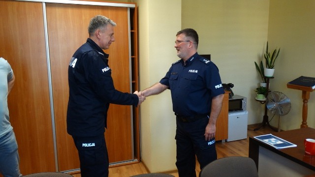 Paweł Ozga (z lewej) zastępcą komendanta policji w Białobrzegach.