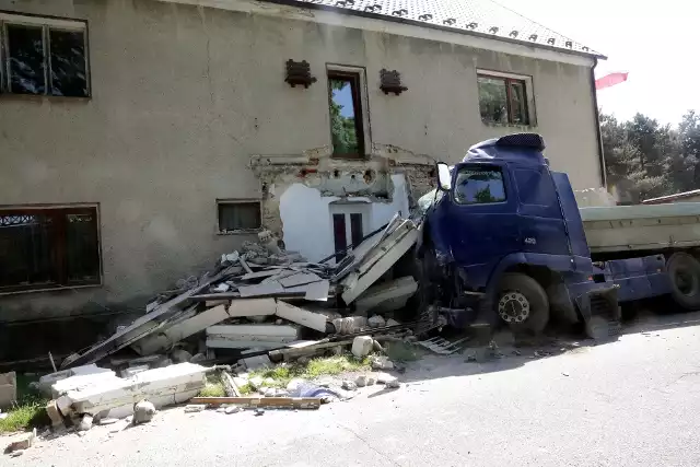 Groźny wypadek w Mściwojowie pod Jaworem, po kolizji z autem osobowym, ciężarówka wjechała w ścianę domu!