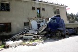 Dolny Śląsk: Poważny wypadek pod Jaworem. Ciężarówka wjechała w dom, jedna osoba ranna [ZDJĘCIA]