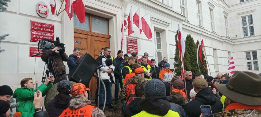 Trwa protest pod Urzędem Wojewódzkim w Bydgoszczy.