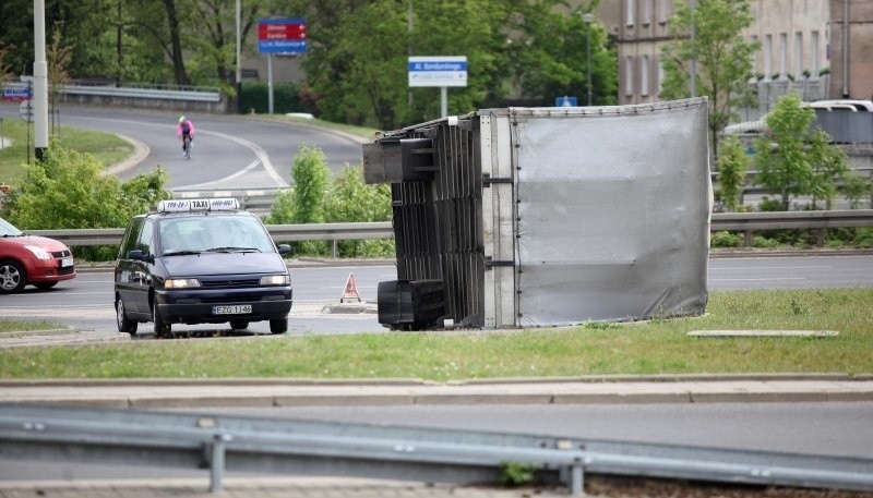 Wypadek na al. Bandurskiego. Z ciężarówki spadła naczepa [zdjęcia]