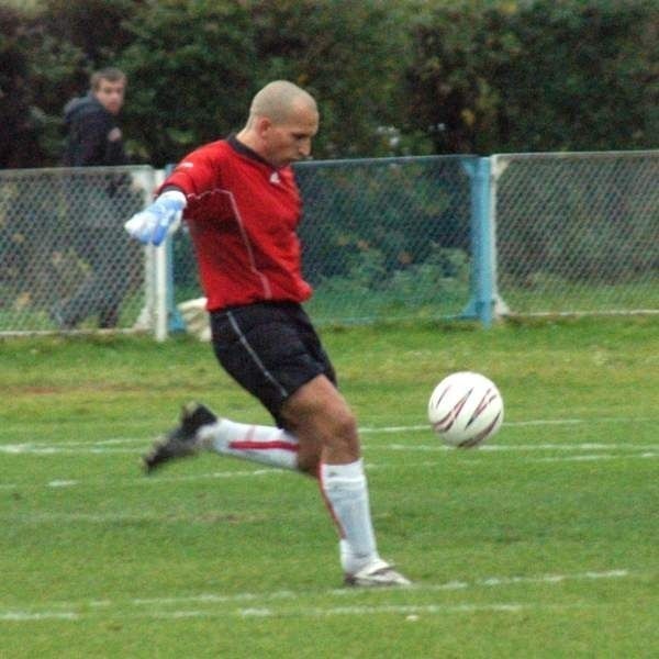 Cezary Zyzman, bramkarz Szydłowianki, cztery razy wyjmował piłkę z siatki w meczu z Ursusem.