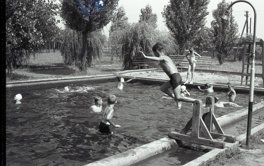 Archiwalne zdjęcia basenu w Wolbromiu (pow. olkuski). Zobacz jak to miejsce wyglądało przed laty [ZDJĘCIA]