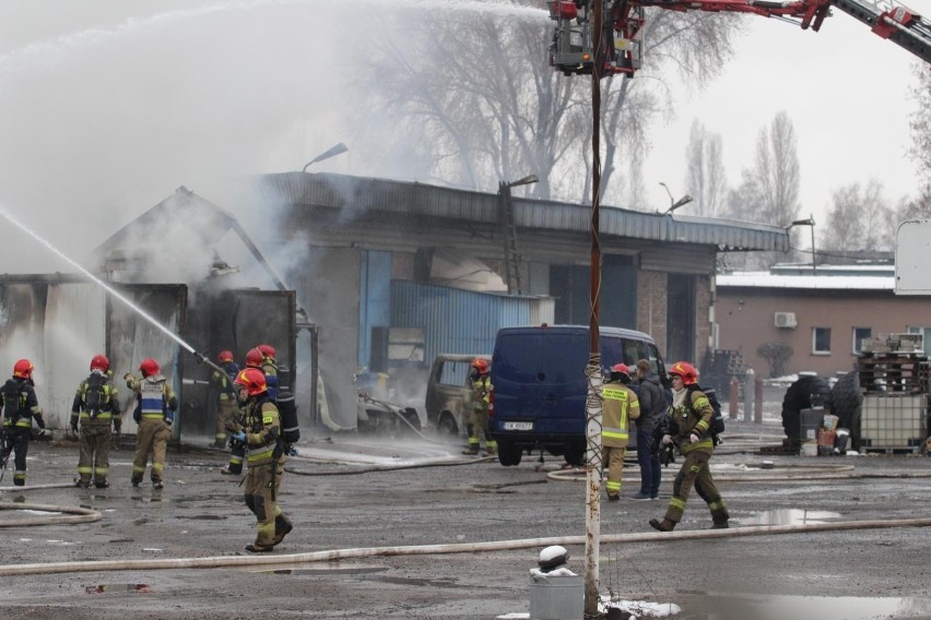 W akcję gaszenia pożaru w Świętochłowicach zaangażowano 19...