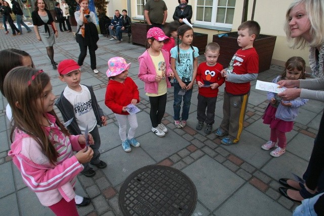 Na placu Muzeum Zabawy i Zabawek bawiły się dziesiątki zadowolonych dzieci.