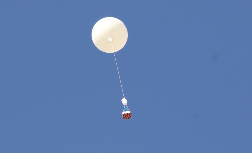 Niezwykły eksperyment w kieleckiej szkole. Ogromny balon uniósł się w powietrze (WIDEO, zdjęcia)