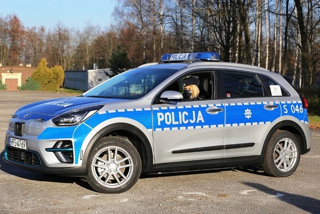 Świętokrzyska policja  wzbogaciła się o dziewięć nowych radiowozów o napędzie elektrycznym. To auta marki Kia Niro o mocy na poziomie 204 koni mechanicznych i zasięg wynoszącym 450 kilometrów. Nowoczesne samochody trafią do jednostek w Busku-Zdroju, Jędrzejowie, Kielcach, Końskich, Sandomierzu, Skarżysku, Włoszczowie oraz do komendy wojewódzkiej. Łączna wartość zakupu to ponad 1,5 miliona złotych z czego 612 tysięcy sfinansował Wojewódzki Fundusz Ochrony Środowiska i Gospodarki Wodnej w Kielcach. Wraz z samochodami policjanci kupili stacje do ich ładowania warte ponad 34 tysiące złotych. Do nich także dołożył im wspomniany fundusz. Przypomnijmy, to nie pierwsze elektryczne auta na wyposażeniu świętokrzyskiej policji. W grudniu zeszłego roku nasi stróże prawa dostali cztery nissany leaf drugiej generacji.ZOBACZCIE WIĘCEJ NA KOLEJNYCH SLAJDACH>>>