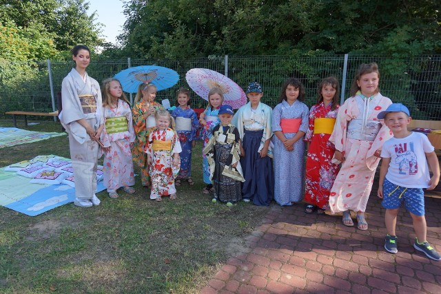 W środę, 28 lipca przy świetlicy wiejskiej w Jurkowicach oraz filii bibliotecznej w Przyborowicach miały miejsce wyjątkowe warsztaty pozwalające poznać bliżej japońską kulturę. Zarówno dzieci, jak i dorośli mogli zapoznać się z japońskim językiem, pismem, strojem i zwyczajami. Spotkanie poprowadziła Fundacja Przyjaźni Polsko-Japońskiej Nami.Zobaczcie zdjęcia z warsztatów>>>