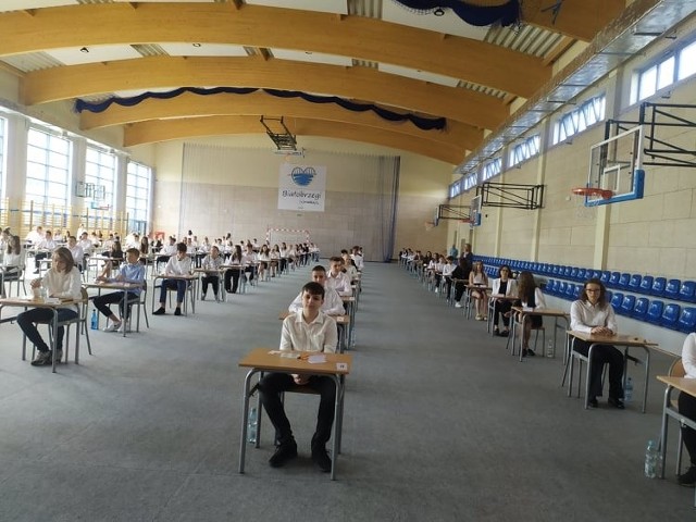W Publicznej Szkole Podstawowej w Białobrzegach do egzaminu przystąpiło 144 ósmoklasistów. Większość z nich zasiadła w ławkach rozstawionych w sali sportowej.
