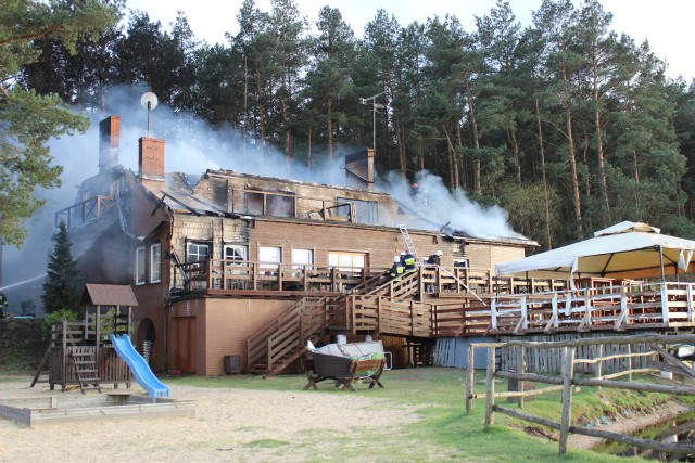 Do tego pożaru doszło w środę 18 kwietnia po godzinie 17. Palił się budynek należący do kompleksu wypoczynkowo-konferencyjnego w okolicach miejscowości Ploski (gmina Bielsk Podlaski).
