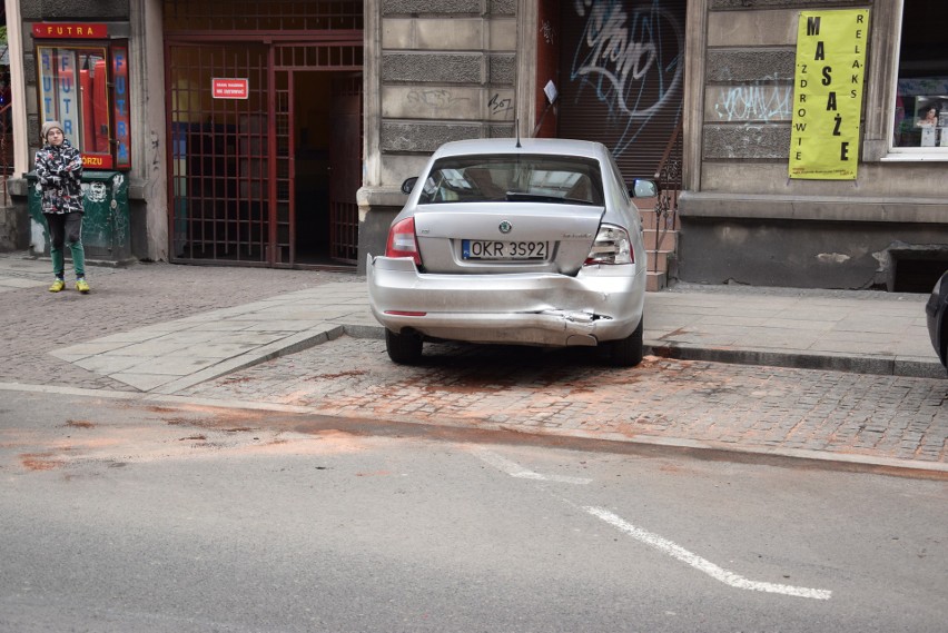 Porozbijane samochody na ul. Słowackiego w Katowicach....