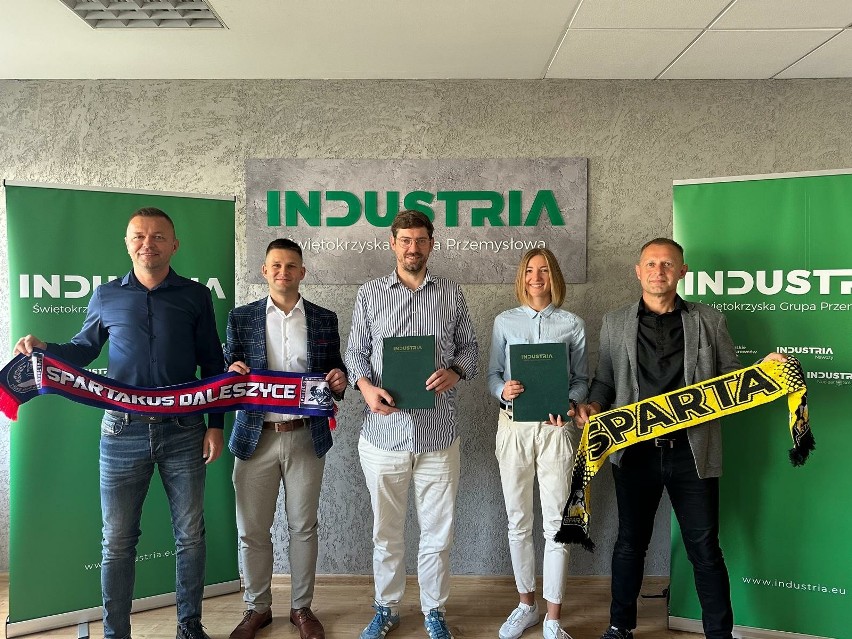 Podpisanie umów sponsorskich między klubami piłkarskimi z Daleszyc: Spartą i Spartakusem, a Świętokrzyską Grupą Przemysłową Industria