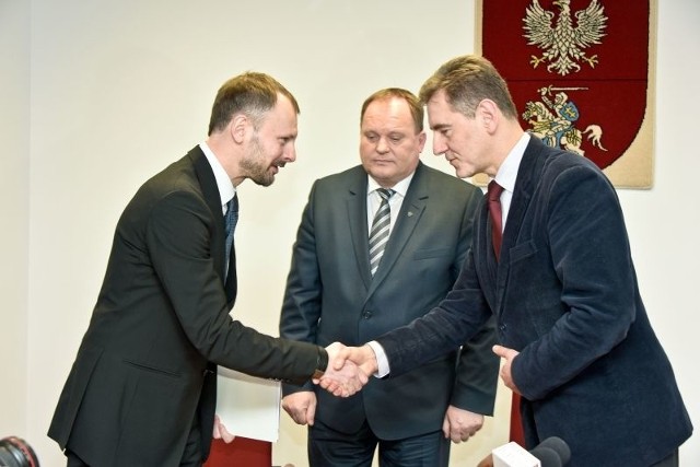 Dziękuję za zaufanie, którym mnie obdarzono - mówił Damian Tanajewski (na zdjęciu z lewej). Dzisiaj podpisał umowę z marszałkami Mieczysławem Baszko (w środku) i Maciejem Żywno.