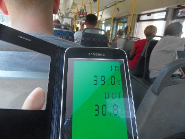 Rekordowe temperatury w autobusach: Godzina 15.10, Bytom. Przejazd autobusem nr 91 . Kierunek - Sosnowiec. Na dworcu autobusowym goraco, plus 35 st. C. Wsiadamy do autobusu. Wszedzie otwarte okna - nie ma mowy o klimatyzacji. Ale da sie wytrzymac. Sprawdzamy temperature - oscyluje w okolicy 39 C!