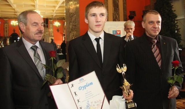 Damian Sator uczęszcza do Zespołu Szkół Ponadgimnazjalnych numer 1 w Busku-Zdroju. Jest brązowym medalistą mistrzostw Polski w biegach górskich.