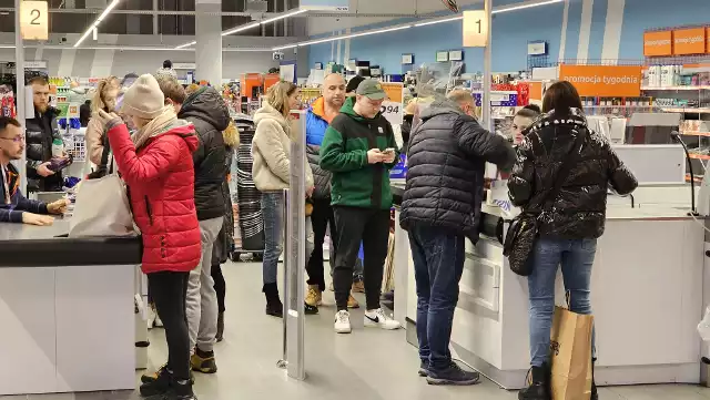 Przedświąteczne, zakupowe szaleństwo w Pasażu Świętokrzyskim w Kielcach. W sobotę, 23 grudnia sklepy odwiedziło jeszcze wielu ludzi.