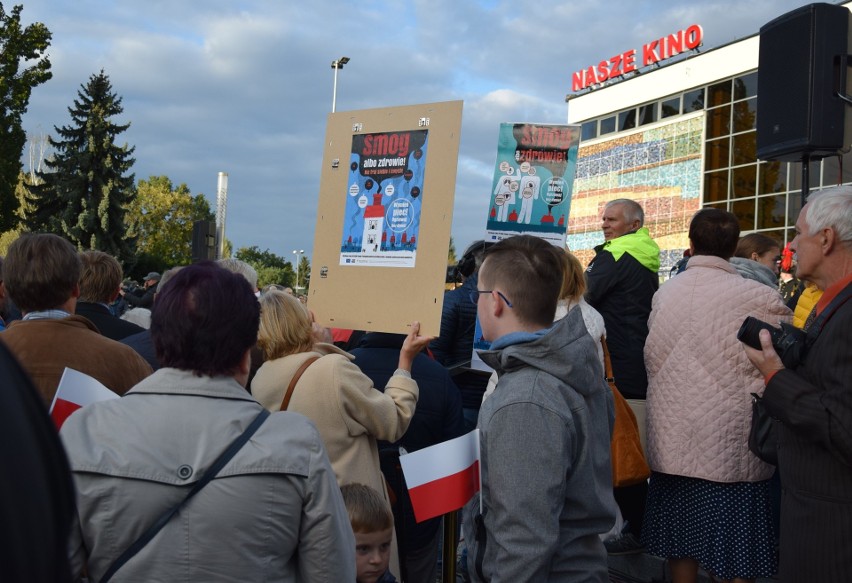 Andrzej Duda – skandowali sympatycy prezydenta RP w Oświęcimiu. Konstytucja – grzmiał KOD  