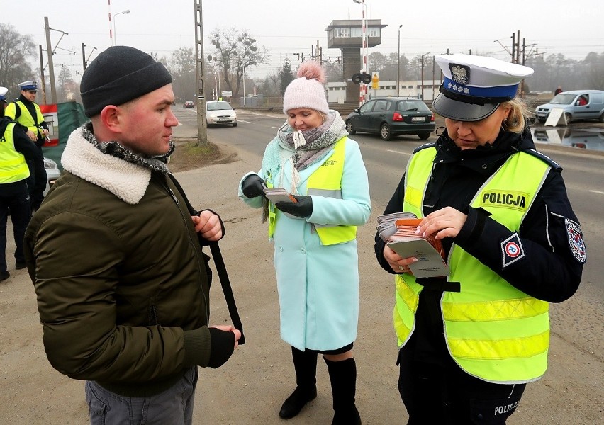 Niebezpiecznie na przejazdach kolejowych. Akcja szczecińskich służb [ZDJĘCIA, WIDEO]