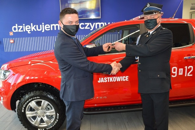 Łukasz Koczwara przekazuje klucze do pojazdu prezesowi Wiesławowi Miklusowi