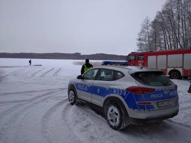 Policjanci apelują, by nie wchodzić i nie wjeżdżać na lód, ponieważ w niektórych miejscach jego pokrywa może się załamać