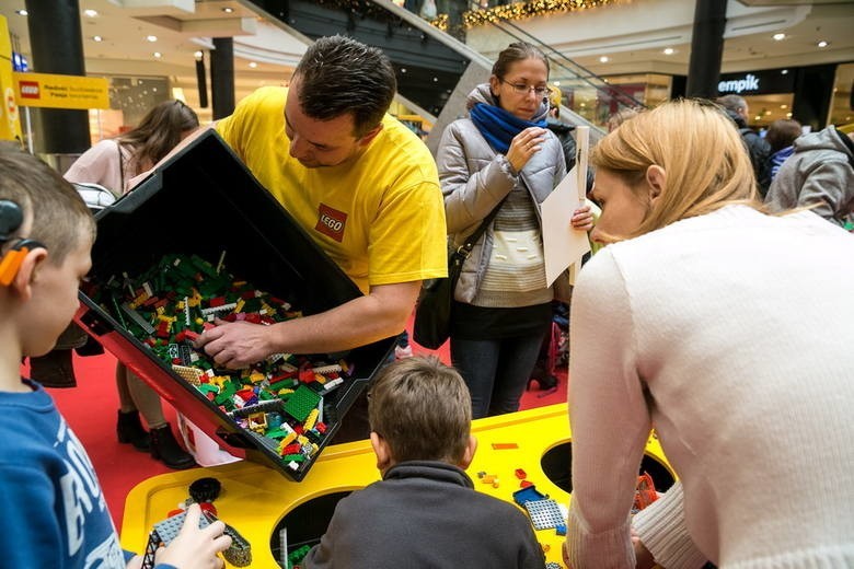 W Krakowie powstała największa choinka LEGO w Polsce [ZDJĘCIA]