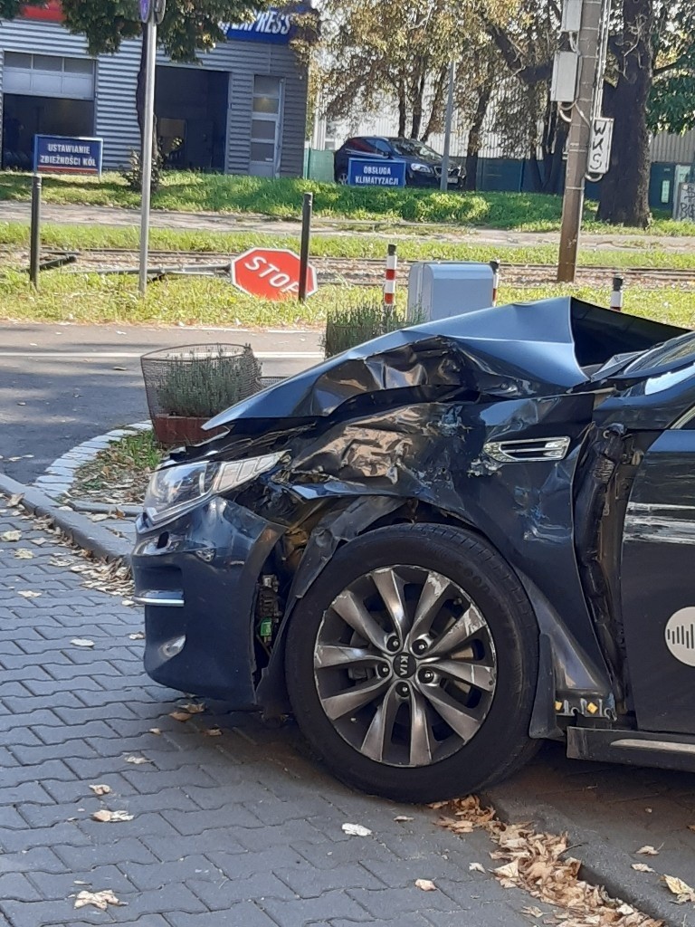 Wrocław: Wypadek na Tarnogajskiej. Kia zderzyła się z tramwajem
