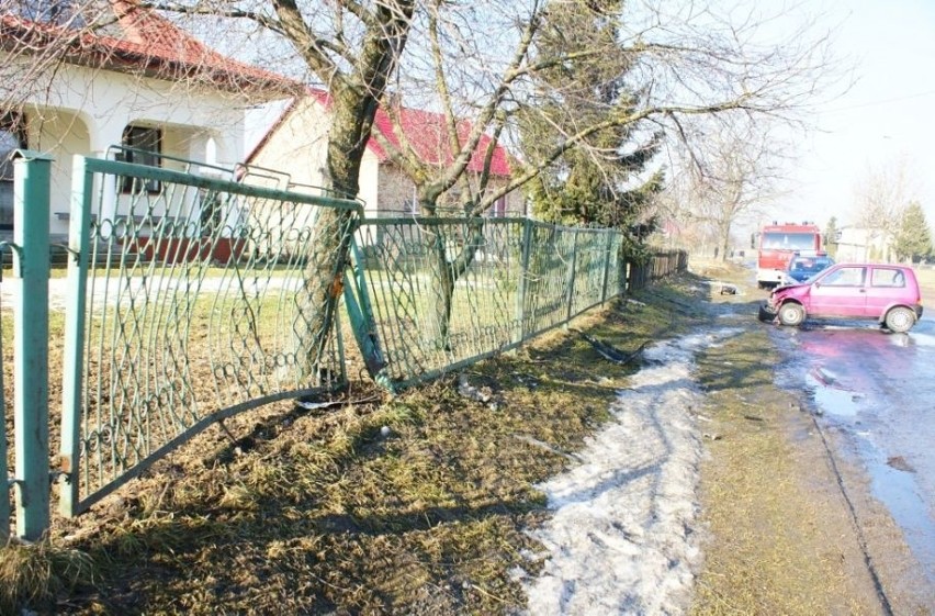 Pułazie Świerże. Tragedia na śliskiej drodze [FOTO]