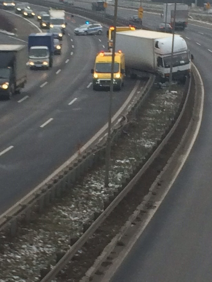 UWAGA: Utrudnienia na DTŚ. TIR wjechał w barierki