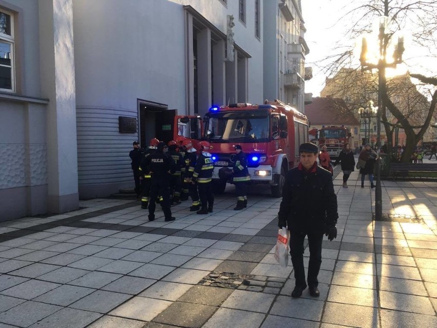 - Właśnie pod Lubuski Teatr w Zielonej Górze podjechały dwa...