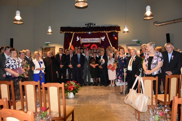 Uroczystość par obchodzących 50-lecie małżeństwa z gminy Iwaniska. Więcej na kolejnych zdjęciach.