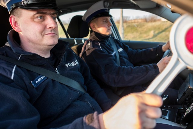 Zgodnie z planowanymi zmianami od 1 maja funkcjonariusz nakładający mandat zaoczny będzie mógł zdecydować o doręczeniu go sprawcy wykroczenia, zamiast zostawiać zawiadomienie.