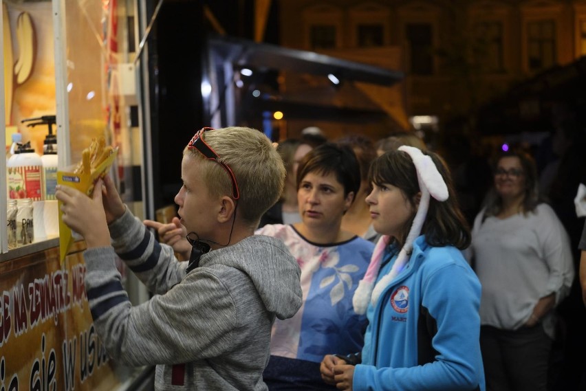 Strefa foodtracków przy pl. Św. Katarzyny i na Rynku...