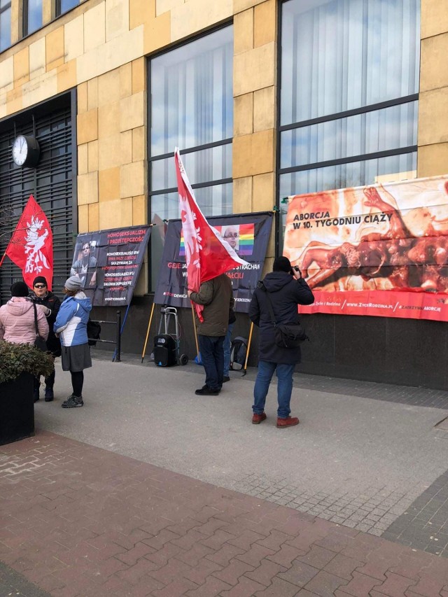 W sobotę, 5 marca przy Placu Wolności w Poznaniu odbyła się manifestacja dotycząca aborcji. Ludzie, którzy tego dnia stali z transparentami, uważali, że jednym z powodów wybuchu wojny w Ukrainie jest wykonywanie przez kobiety aborcji. Zobacz zdjęcia -->