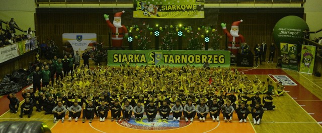 Młodzi piłkarze Siarki Tarnobrzeg w niedzielny wieczór bawili się w hali tarnobrzeskiego MOSiR-u