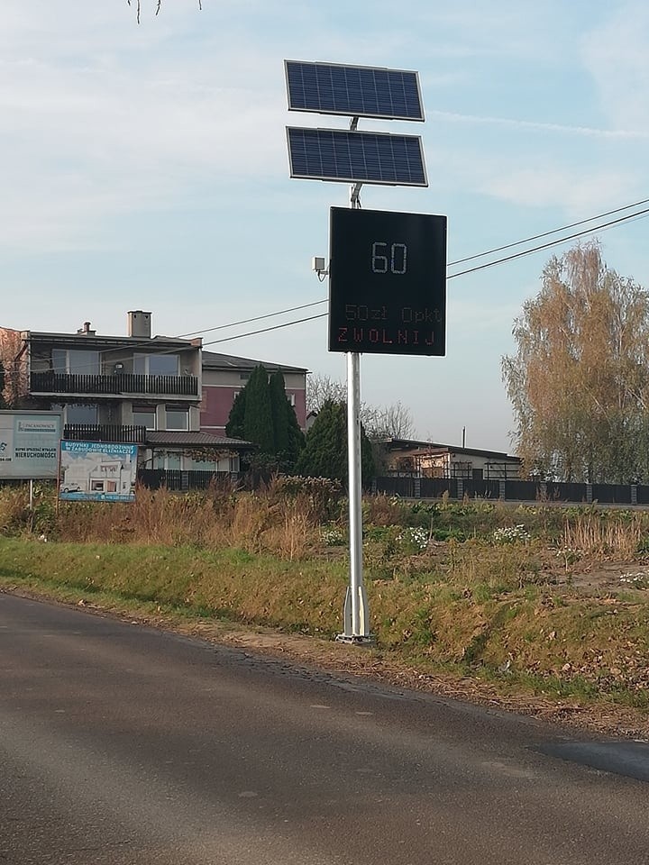 Znaki przy drogach powiatowych ostrzegają, mierzą prędkość i wskazują wysokość kary