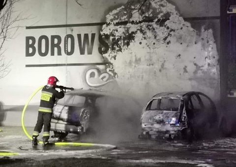 Pożar na Borowskiej. Pod blokiem spłonęły dwa samochody 