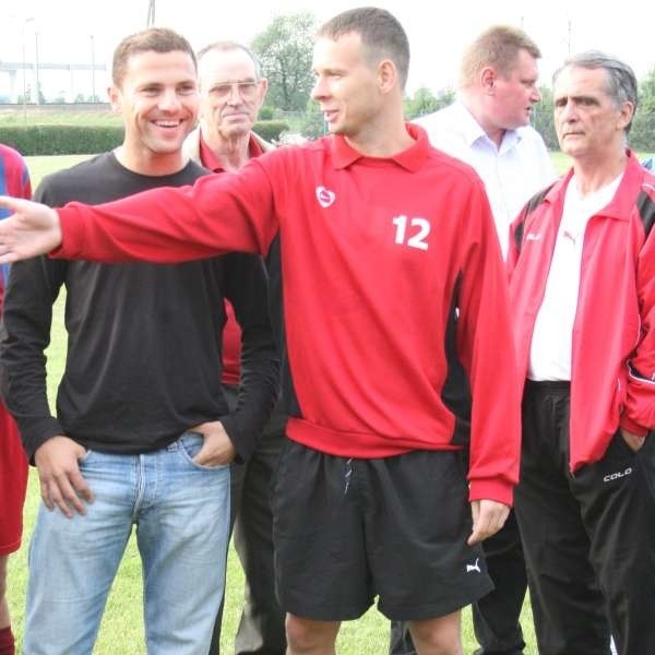 Najlepszy strzelec IV ligi opolskiej poprzedniego sezonu, Marcin Lachowski (w środku), zostaje w Leśnicy. W klubie nadal mają grać Michał Bachor (z lewej) i Dominik Franek (z prawej).