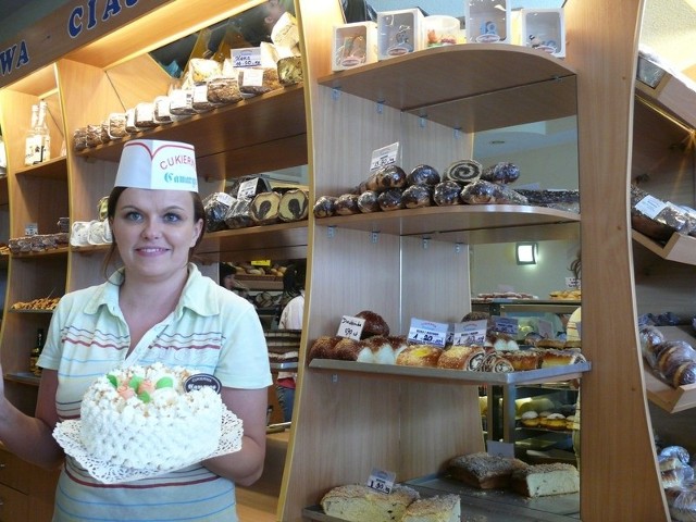 Aleksandra Suchocka - Kozieł  z firmowej cukiernio-kawiarni Camargo prezentuje piękny tort.