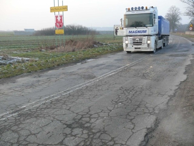 Kierowców wjeżdżających do Włoszczowy od strony Przedborza wita taka zniszczona droga wojewódzka numer 742.