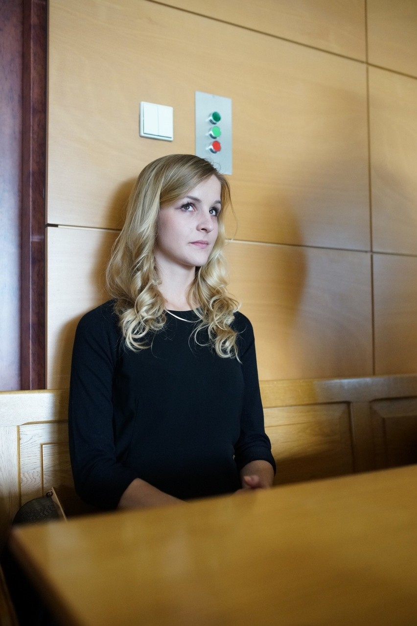 20-letnia Kinga Jasiewicz na sali rozpraw krakowskiego sądu