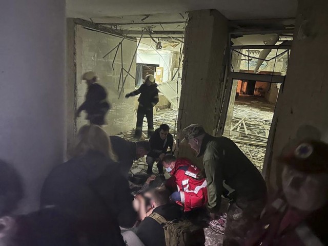 Trzy osoby zginęły, a 14 zostało rannych w wyniku rosyjskiego nocnego ataku rakietowego na Kijów