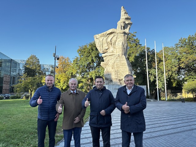 Polskie Stronnictwo Ludowe podczas konferencji prasowej podsumowało wybory do parlamentu. Jednocześnie ludowcy poinformowali, że już pracują na jak najlepszy wynik w przyszłorocznych wyborach samorządowych. Na zdjęciu (od lewej): Miłosz Komarnicki, Stanisław Rakoczy, Marcin Oszańca i Antoni Konopka.